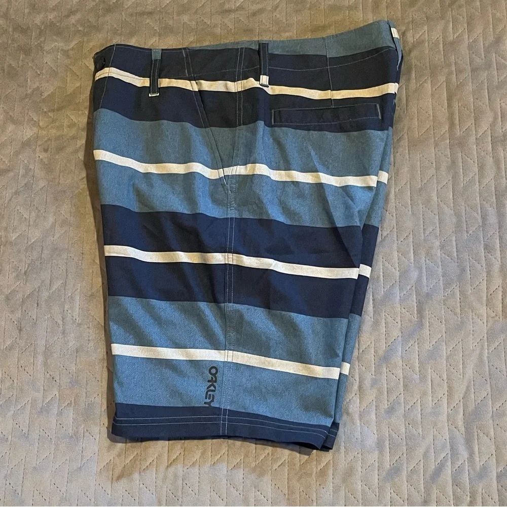 Oakley shorts mens size 30‎ EUC blue/white